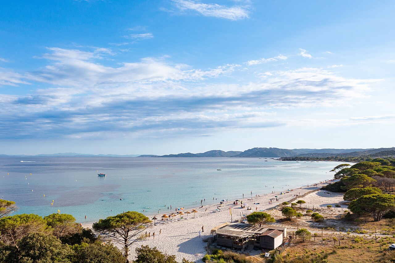 Turquoise water aan de zuidkust van Corsica